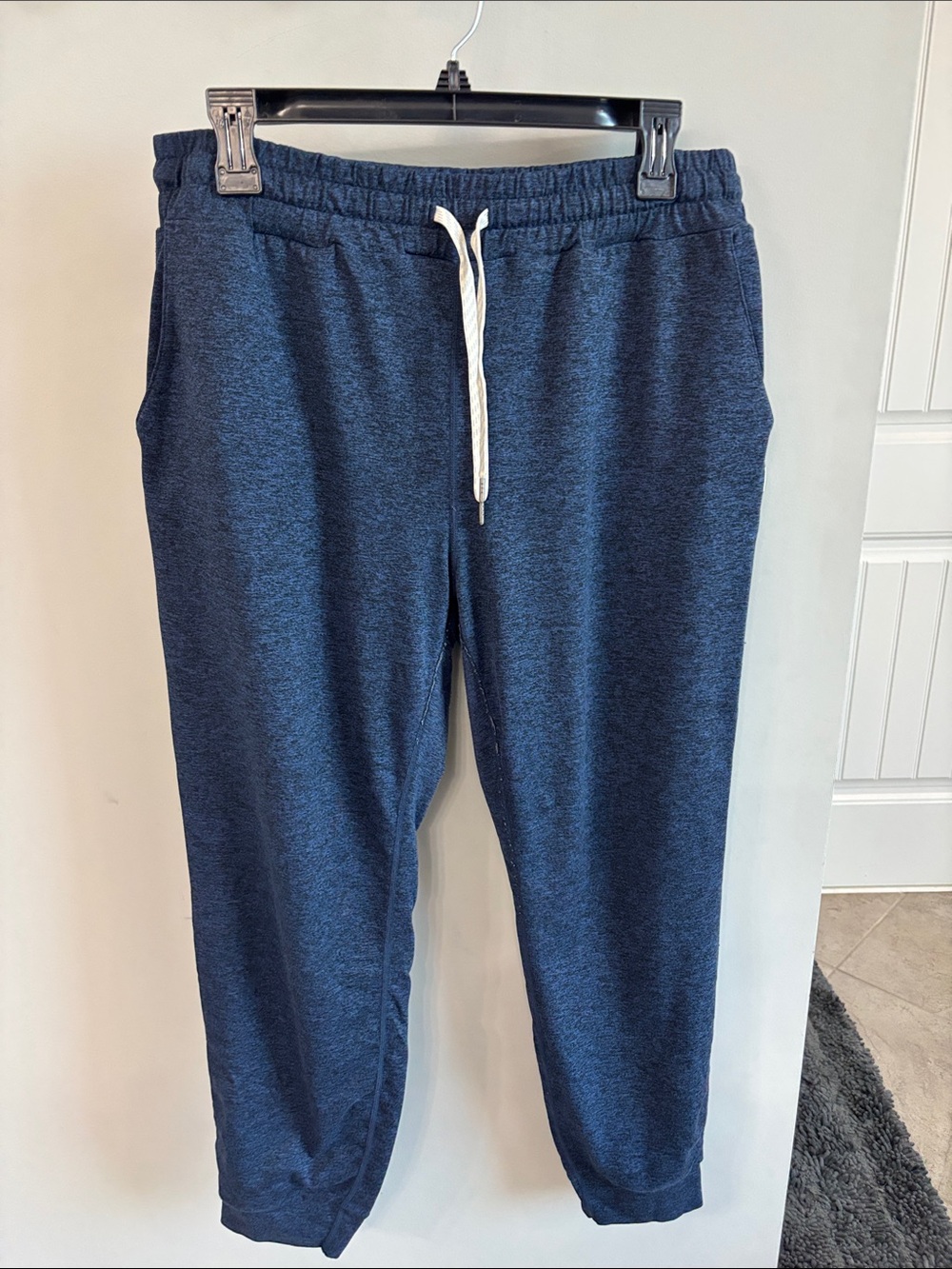 Vuori Women's Navy Heather Drawstring Joggers